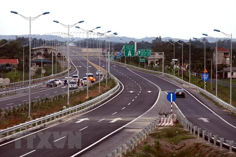 Các phương tiện lưu thông trên tuyến đường cao tốc Nội Bài-Lào Cai. (Ảnh: Huy Hùng/TTXVN)