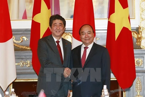 Thủ tướng Nguyễn Xuân Phúc và Thủ tướng Nhật Bản Shinzo Abe. (Ảnh: Thống Nhất/TTXVN)
