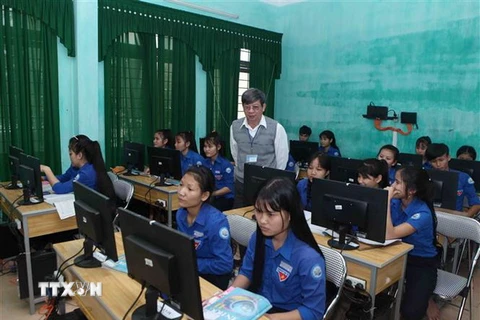 Giờ tin học tại Trường Phổ thông dân tộc nội trú tỉnh Quảng Ngãi. (Ảnh: Quý Trung/TTXVN)