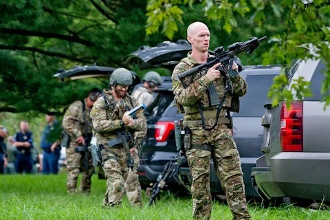 Lực lượng đặc nhiệm được triển khai tại hiện trường vụ xả súng. (Nguồn: EPA)