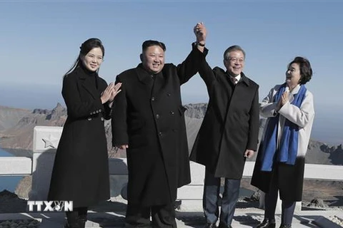 Tổng thống Hàn Quốc Moon Jae-in và phu nhân (phải), nhà lãnh đạo Triều Tiên Kim Jong-un và phu nhân (trái) trong chuyển thăm núi thiêng Paekdu. (Nguồn: Yonhap/TTXVN)