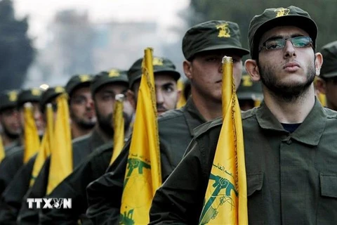 Các chiến binh Hezbollah tại lễ diễu binh ở ngoại ô Beirut, Liban. (Nguồn: AP/TTXVN)