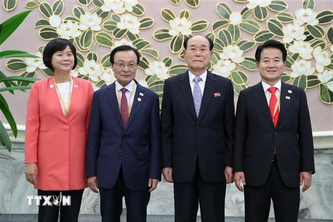 Chủ tịch Quốc hội Triều Tiên Kim Yong-nam (thứ 2, phải) và Chủ tịch đảng Dân chủ (DP) cầm quyền của Hàn Quốc Lee Hae-chan (thứ 2, trái) tại cuộc họp ở Bình Nhưỡng ngày 19/9. (Nguồn: Yonhap/TTXVN)
