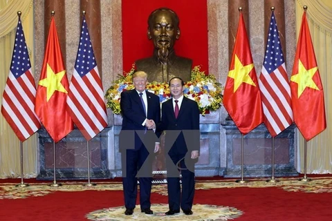 Chủ tịch nước Trần Đại Quang đón Tổng thống Hoa Kỳ Donald Trump. (Ảnh: Nhan Sáng/TTXVN)
