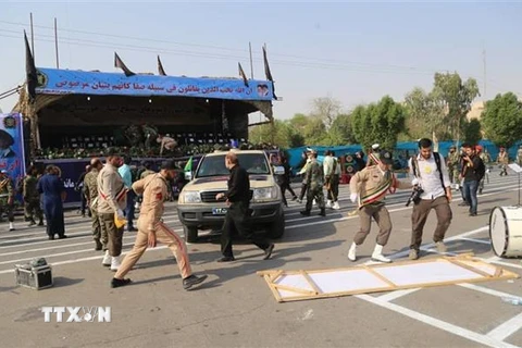 Hiện trường vụ xả súng trong lễ diễu binh ở Iran. (Nguồn: MNA/TTXVN)