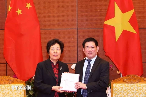 Tổng Kiểm toán Nhà nước Hồ Đức Phớc tiếp bà Hu Zejun, Tổng Kiểm toán Nhà nước Trung Quốc. (Ảnh: TTXVN)