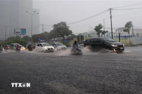 Mưa lớn gây ngập tại đường Nguyễn Hữu Cảnh đoạn giao với đường Nguyễn Bỉnh Khiêm. (Ảnh: Xuân Dự/TTXVN)