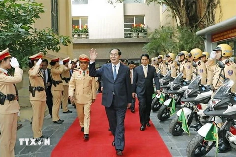 Chủ tịch nước Trần Đại Quang với các chiến sỹ Cảnh sát giao thông (Công an Thành phố Hà Nội). (Ảnh: Nhan Sáng/TTXVN)