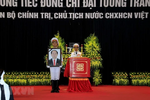 Đội tiêu binh thực hiện nghi lễ chuyển di ảnh và linh cữu Chủ tịch nước Trần Đại Quang ra xe tang. (Ảnh: TTXVN)