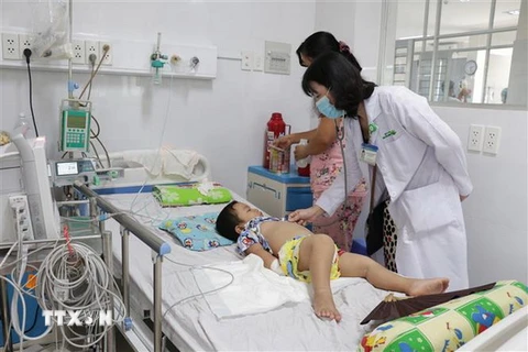 Bệnh nhân tay chân miệng được chăm sóc tích cực tại khoa Nhi Bệnh viện Nguyễn Đình Chiểu (Bến Tre). (Ảnh: Huỳnh Phúc Hậu/TTXVN)