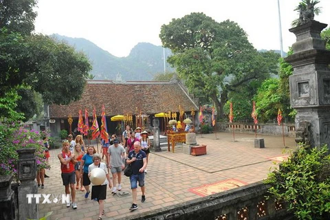 Du khách tham quan đền Vua Đinh Tiên Hoàng. (Ảnh: Minh Đức/TTXVN)