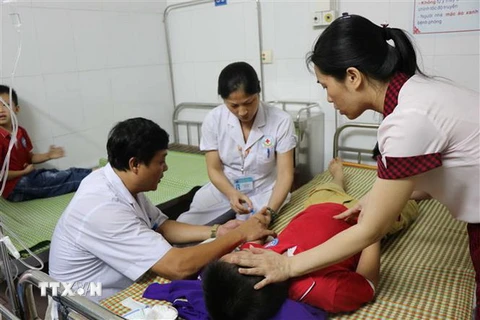 Các bác sỹ Bệnh viện Đa khoa tỉnh Bắc Ninh sơ cấp cứu ban đầu cho bệnh nhân. (Ảnh: Diệp Trương/TTXVN)