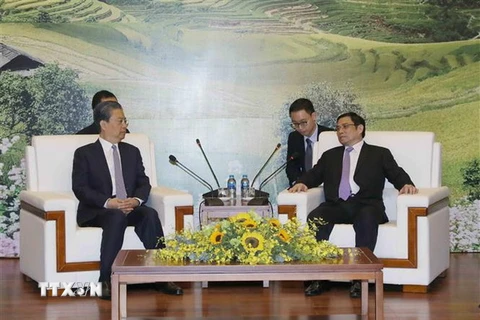 Trưởng Ban Tổ chức Trung ương Phạm Minh Chính (phải) tiếp ông Triệu Lạc Tế, Bí thư Ủy ban Kiểm tra Kỷ luật Trung ương Đảng Cộng sản Trung Quốc. (Ảnh: Phương Hoa/TTXVN)