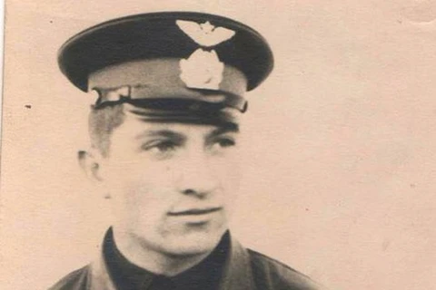 Phi công Yuri Poyakov.