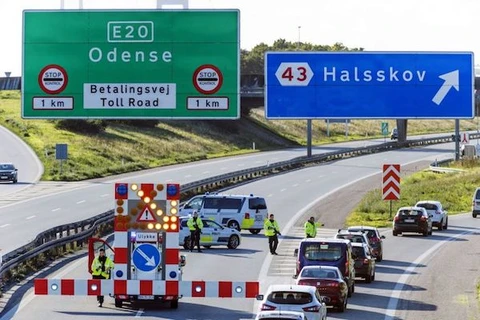 Cảnh sát Đan Mạch dựng rào chắn trước cầu Great Belt ở Korsoer, Đan Mạch. (Nguồn: EPA-EFE)