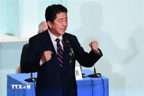 Thủ tướng Nhật Bản Shinzo Abe được bầu lại làm Chủ tịch đảng Dân chủ tự do (LDP) cầm quyền. (Nguồn: AFP/TTXVN)