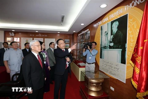 Tổng Bí thư Nguyễn Phú Trọng thăm phòng truyến thống của Học viện Nông nghiệp Việt Nam. (Ảnh: Trí Dũng/TTXVN)