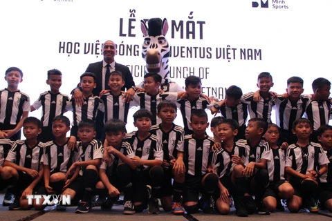 Lứa học viên 11 tuổi đầu tiên của Học viện bóng đá Juventus Việt Nam. (Ảnh: Xuân Dự/TTXVN)