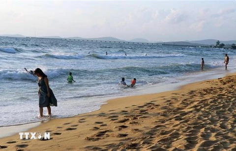 Khách du lịch trên bãi biển Dương Đông, huyện đảo Phú Quốc. (Ảnh: Lê Huy Hải/TTXVN)