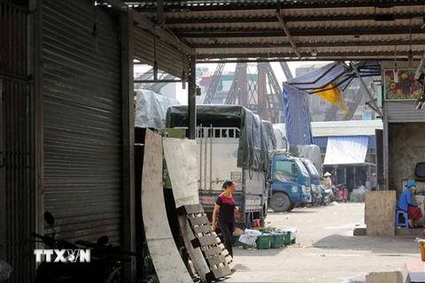 Chợ Long Biên hoạt động không mấy nhộn nhịp, giảm lượng người và xe vận chuyển hàng hóa. (Ảnh: Nguyễn Văn Cảnh/TTXVN)
