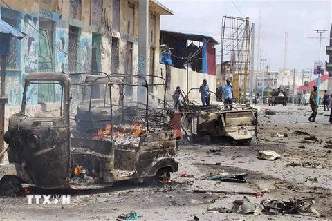 Hiện trường một vụ đánh bom nhằm vào khu vực Bộ Nội vụ tại Mogadishu. (Nguồn: THX/TTXVN)
