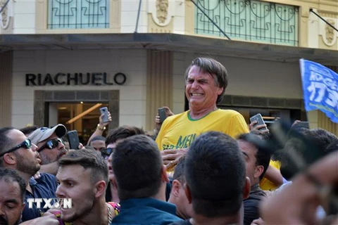 Ứng cử viên tổng thống Jair Bolsonaro (giữa) sau khi bị đâm bằng dao tại cuộc vận động tranh cử ở Juiz de Fora, bang Minas Gerais, Brazil. (Nguồn: AFP/TTXVN)