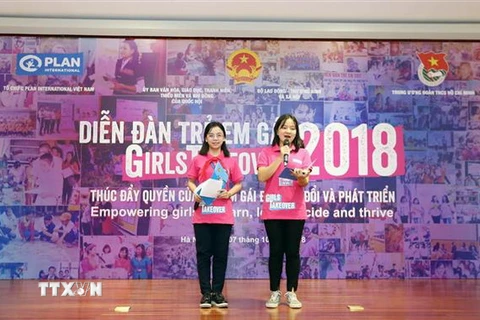 Các đại biểu là trẻ em gái bày tỏ quan điểm của mình tại Diễn đàn. (Ảnh: Anh Tuấn/TTXVN)