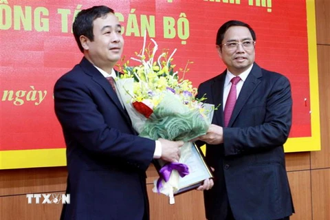Trưởng Ban Tổ chức Trung ương Phạm Minh Chính trao Quyết định cho ông Ngô Đông Hải. (Ảnh: Thế Duyệt/TTXVN)