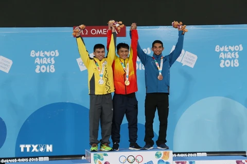 Vận động viên Ngô Sơn Đỉnh mang về tấm Huy chương Vàng đầu tiên ở môn cử tạ, hạng 56kg nam. (Ảnh: Hoài Nam/TTXVN)