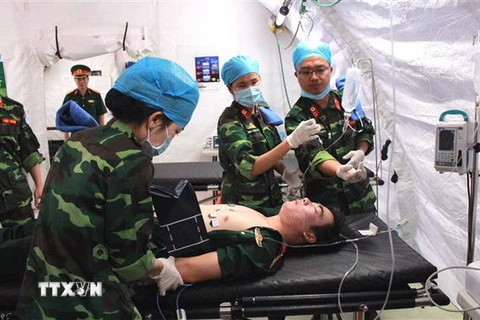 Thực hành huấn luyện trên bộ trang bị bệnh viện dã chiến cấp 2. (Ảnh: Xuân Khu/TTXVN)