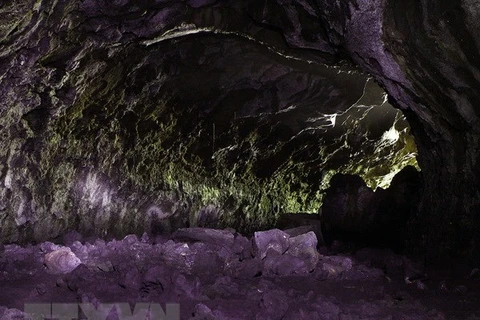 Một hang động núi lửa được tạo nên từ dòng chảy của dung nham. (Ảnh chỉ mang tính minh họa. Nguồn: TTXVN)