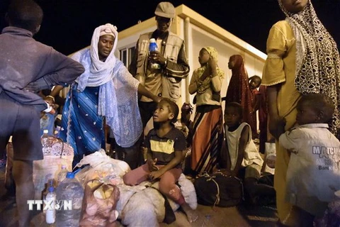 Người di cư châu Phi bị trục xuất khỏi Tamanrasset, miền nam Algeria. (Nguồn: AFP/TTXVN)