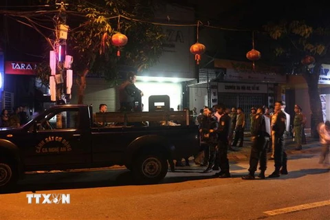 Lực lượng chức năng triển khai xung quanh ngôi nhà đối tượng Lê Ngọc Sơn cố thủ. (Ảnh: Nguyễn Oanh/TTXVN)