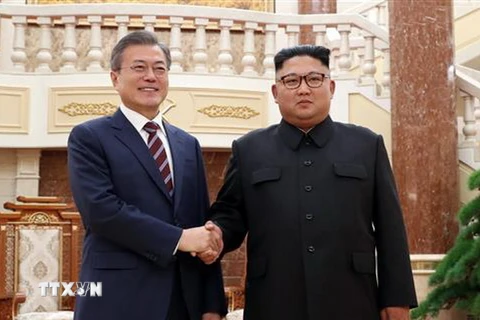 Tổng thống Hàn Quốc Moon Jae-in (trái) và nhà lãnh đạo Triều Tiên Kim Jong-un tại cuộc hặp ở Bình Nhưỡng ngày 18/9. (Nguồn: Yonhap/TTXVN)