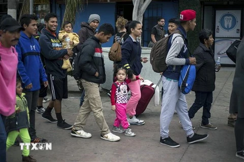 Người di cư tới cửa khẩu El Chaparral thuộc thành phố biên giới Tijuana, Mexico để xin đăng ký tị nạn ở Mỹ. (Nguồn: AFP/TTXVN)