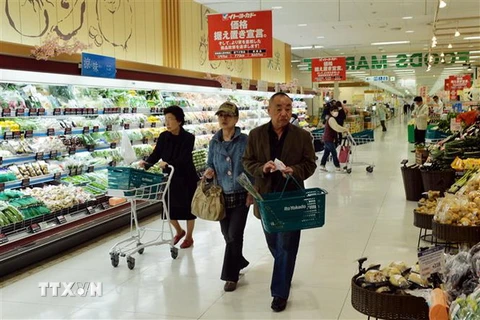 Người dân mua sắm tại một siêu thị ở Tokyo, Nhật Bản. (Nguồn AFP/TTXVN)