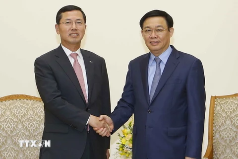 Phó Thủ tướng Vương Đình Huệ tiếp ông Lim Young-jin, Chủ tịch kiêm Tổng Giám đốc Công ty thẻ Shinhan (Hàn Quốc). (Ảnh: Doãn Tấn/TTXVN)