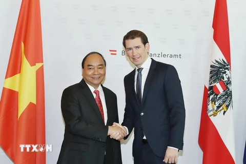 Thủ tướng Áo Sebastian Kurz đón Thủ tướng Nguyễn Xuân Phúc. (Ảnh: Thống Nhất/TTXVN)