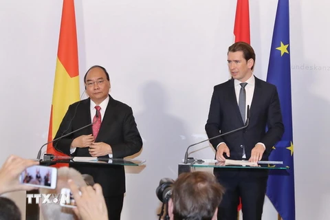 Thủ tướng Nguyễn Xuân Phúc với Thủ tướng Áo Sebastian Kurz gặp gỡ báo chí sau hội đàm. (Ảnh: Thống Nhất/TTXVN)