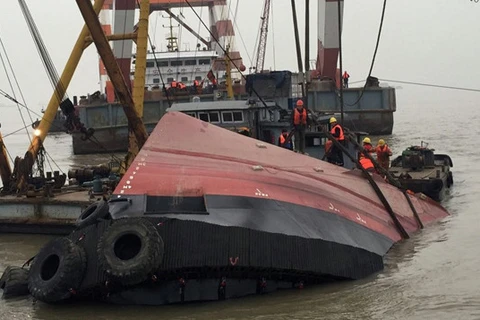 Nam Định: Lật tàu chở hơn 1.000 tấn ximăng trên sông Đào