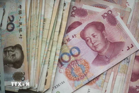 Tiền giấy mệnh giá 20 và 100 Nhân dân tệ tại thủ đô Bắc Kinh, Trung Quốc. (Nguồn: AFP/TTXVN)