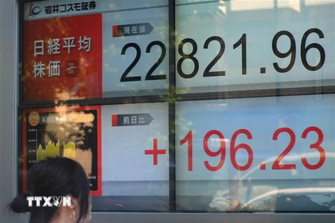 Bảng tỷ giá chứng khoán tại sàn giao dịch Tokyo, Nhật Bản. (Nguồn: AFP/TTXVN)