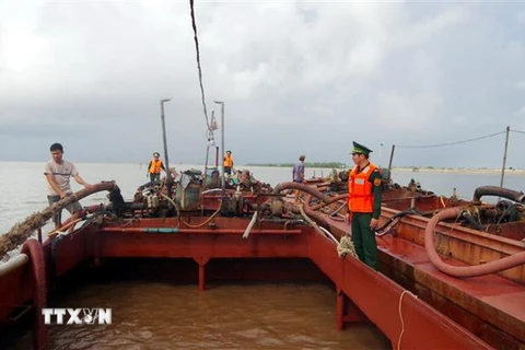 Lực lượng Bộ đội Biên phòng Nam Định bắt quả tang hai tàu khai thác cát trái phép trên biển. (Ảnh: Văn Đạt/TTXVN)