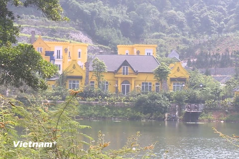 Công trình màu vàng xây dựng trên khu vực hồ Đồng Đò thuộc thôn Minh Tân xã Minh Trí (Sóc Sơn). (Ảnh Nguyễn Dũng/Vietnam+)