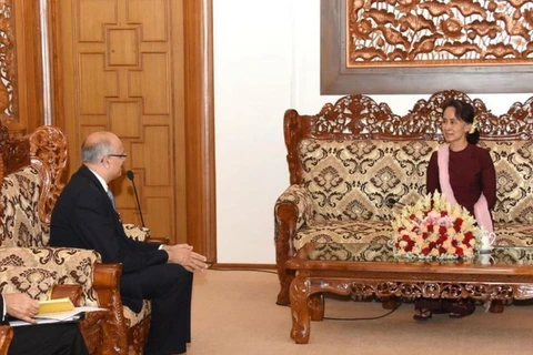 Bí thư Đối ngoại Ấn Độ Vijay Gokhale gặp Cố vấn Nhà nước Myanmar Aung San Suu Kyi. (Nguồn: thestatesman.com)