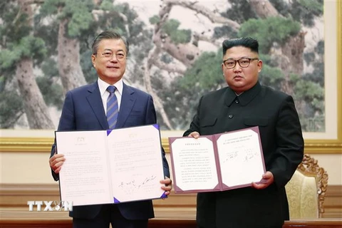 Tổng thống Hàn Quốc Moon Jae-in (trái) và Nhà lãnh đạo Triều Tiên Kim Jong-un sau lễ ký Thỏa thuận hòa bình tại cuộc gặp thượng đỉnh tại Bình Nhưỡng ngày 19/9. (Nguồn: AFP/TTXVN)