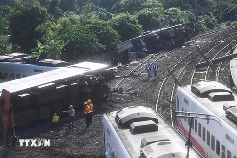 Hiện trường vụ tai nạn đường sắt thảm khốc ở Yian, Đài Loan (Trung Quốc). (Nguồn: THX/TTXVN)