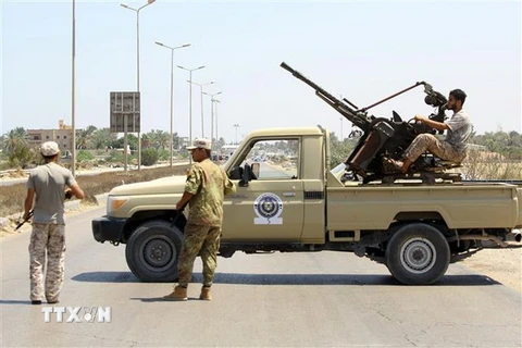 Lực lượng an ninh Libya tuần tra tại một trạm kiểm soát ở thành phố Zliten. (Nguồn: AFP/TTXVN)