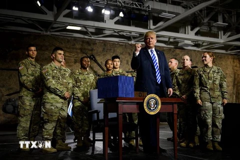 Tổng thống Mỹ Donald Trump (giữa, phía trước) sau khi ký ban hành Đạo luật Chi tiêu Quốc phòng tài khóa 2019. (Nguồn: AFP/TTXVN)