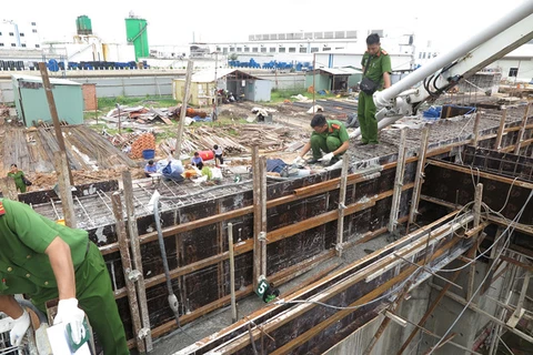 Quảng Ninh: Xe trộn bêtông đổ nghiêng, 3 công nhân thương vong